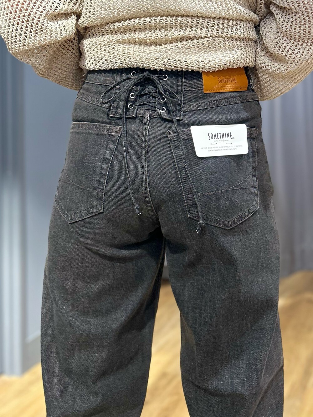 ホワイト系のニット/セーター、ブラウン系のその他パンツ、ブラック系のショルダーバッグを着用したレディースの夏コーディネートの9枚目の写真