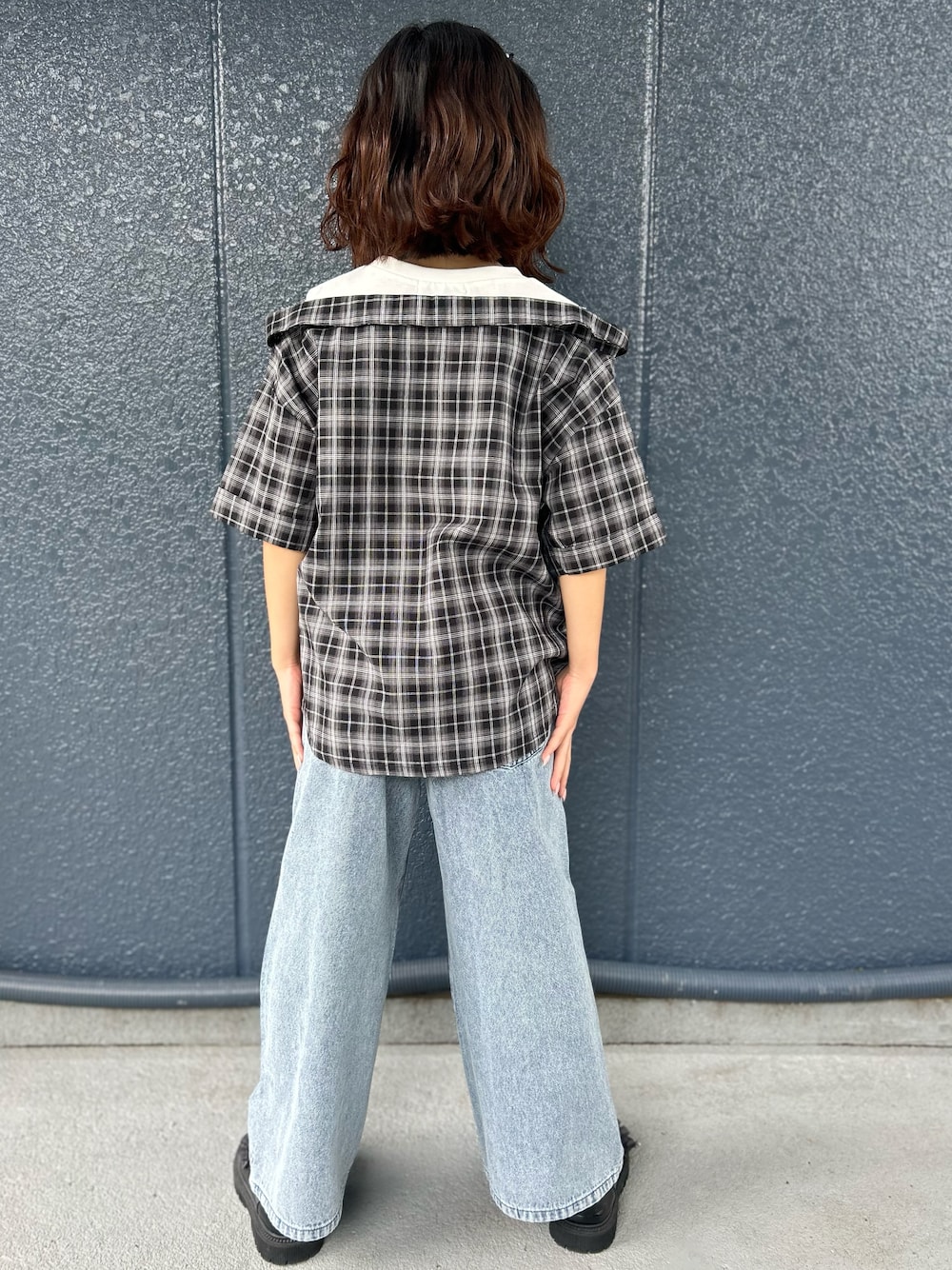 ブラック系のシャツ/ブラウス、ブルー系のその他パンツを着用したキッズの秋コーディネートの3枚目の写真