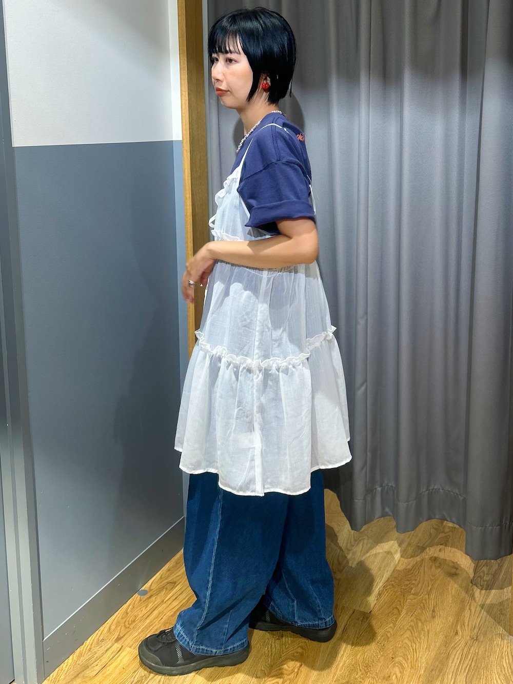 ブルー系のTシャツ/カットソー、ホワイト系のベスト、グリーン系のショルダーバッグを着用したレディースの夏コーディネートの2枚目の写真