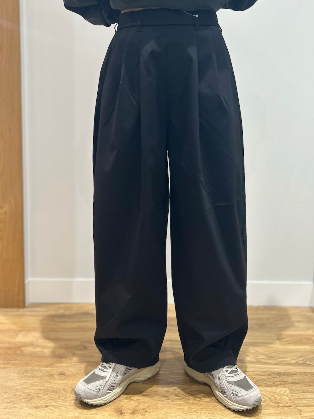 グレー系のスウェット、ブラック系のその他パンツ、ブラック系のトートバッグを着用したレディースの秋コーディネートの5枚目の写真
