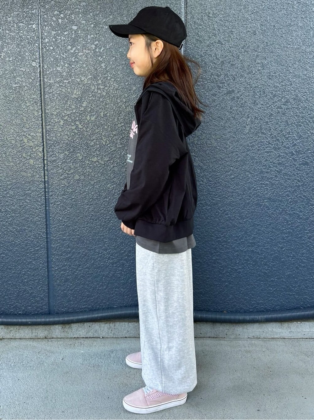 グレー系のTシャツ/カットソー、ブラック系のパーカー、ブラック系のキャップを着用したキッズの春コーディネートの2枚目の写真