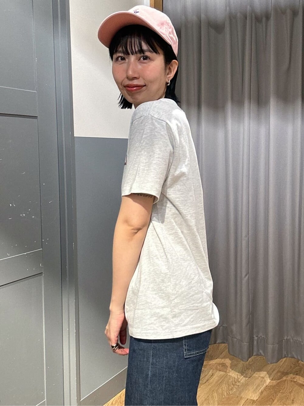 グレー系のTシャツ/カットソー、グレー系のカーディガン/ボレロ、ブルー系のデニムパンツを着用したレディースの春コーディネートの6枚目の写真