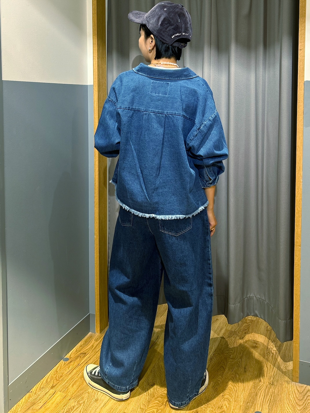 ホワイト系のTシャツ/カットソー、ブルー系のシャツ/ブラウス、ブルー系のその他パンツを着用したレディースの秋コーディネートの3枚目の写真