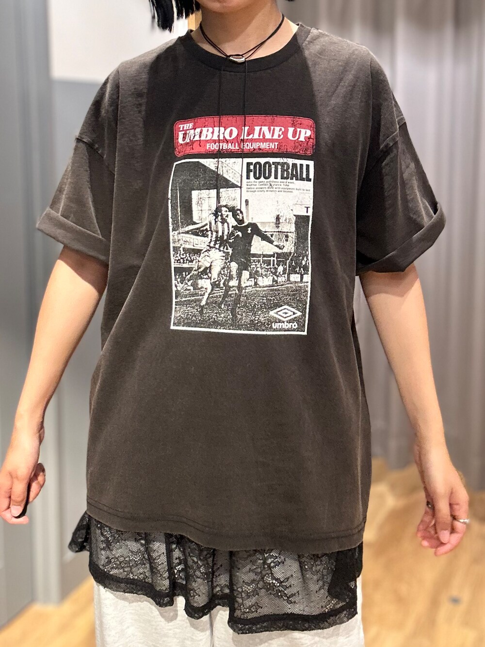 ブラック系のTシャツ/カットソー、グレー系のその他パンツを着用したレディースの夏コーディネートの4枚目の写真