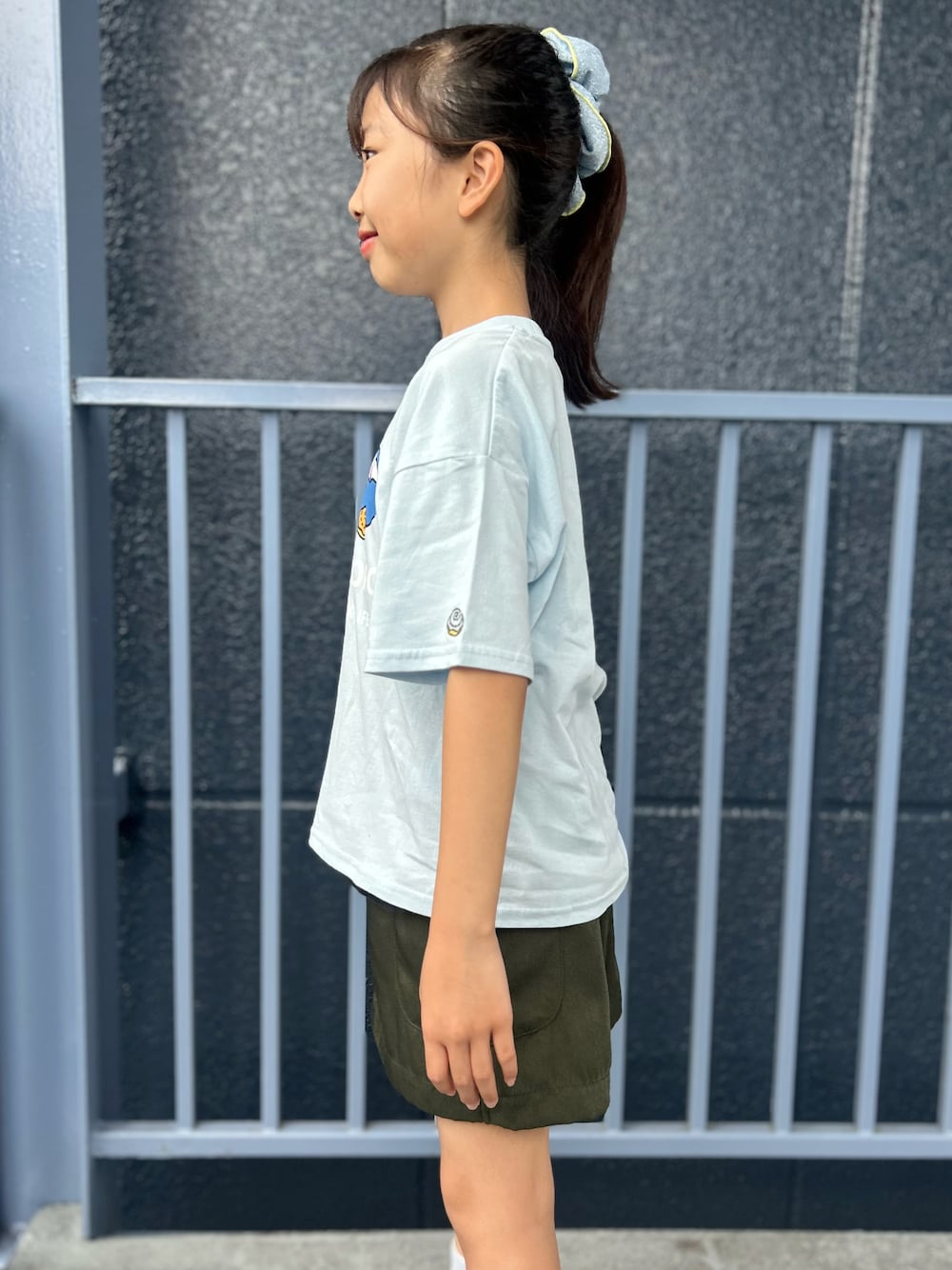 ブルー系のTシャツ/カットソー、ブラウン系のその他パンツを着用したキッズの夏コーディネートの5枚目の写真