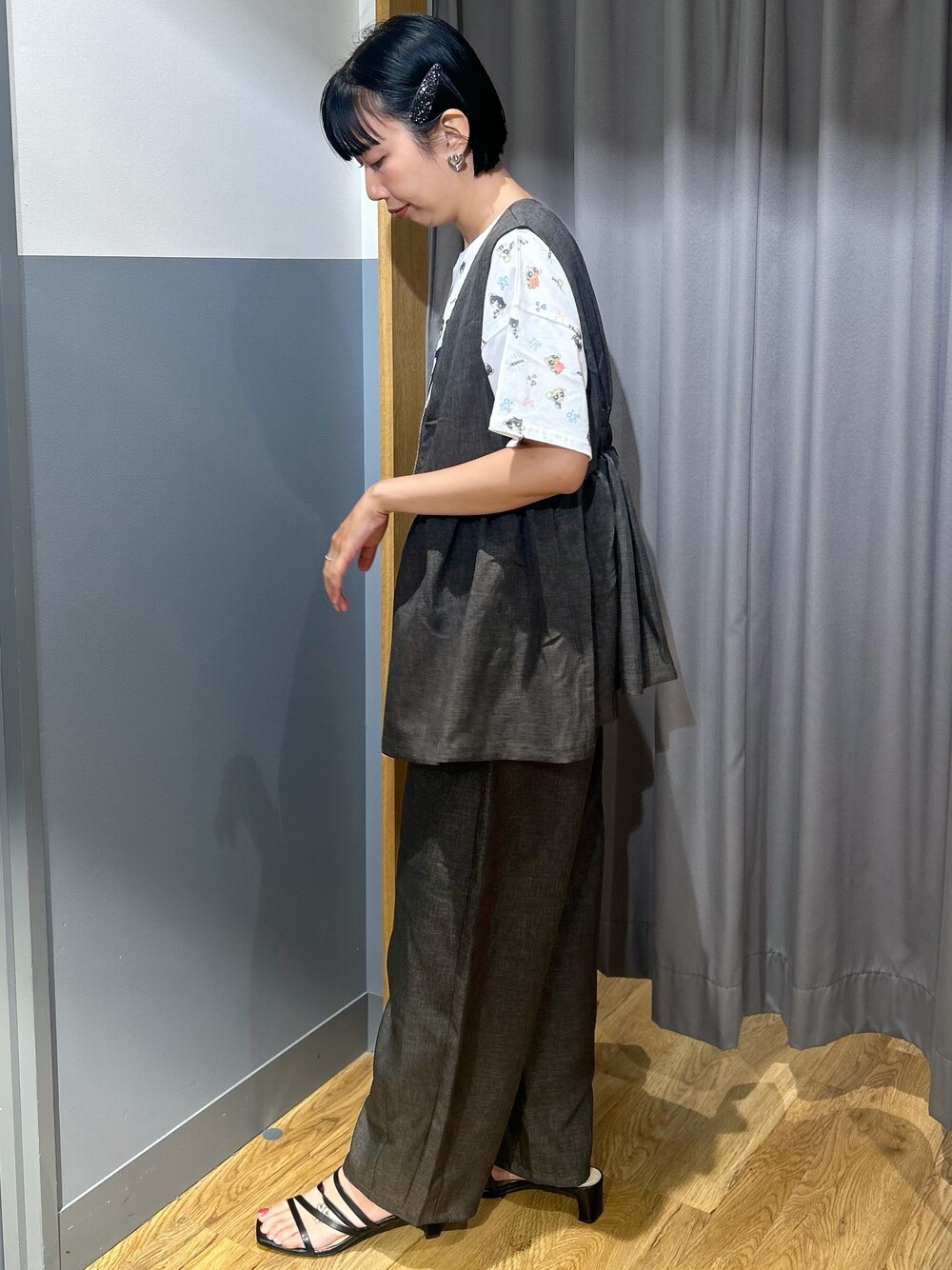 ホワイト系のTシャツ/カットソー、グレー系のベスト、グレー系のその他パンツを着用したレディースの夏コーディネートの2枚目の写真
