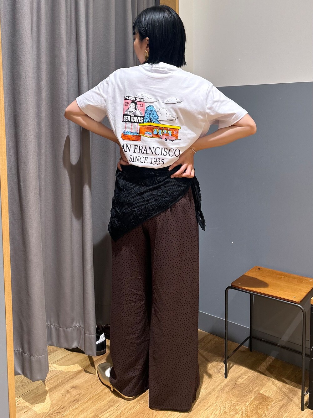 ホワイト系のTシャツ/カットソー、ブラック系のその他パンツ、ブラック系のバンダナ/スカーフを着用したレディースの夏コーディネートの3枚目の写真