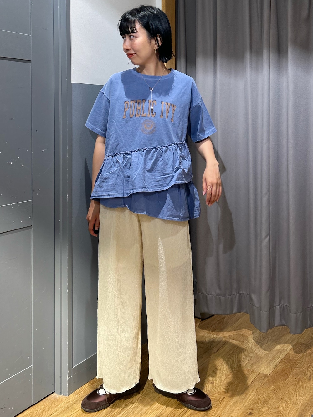 ブルー系のTシャツ/カットソー、ベージュ系のその他パンツを着用したレディースの春コーディネートの2枚目の写真