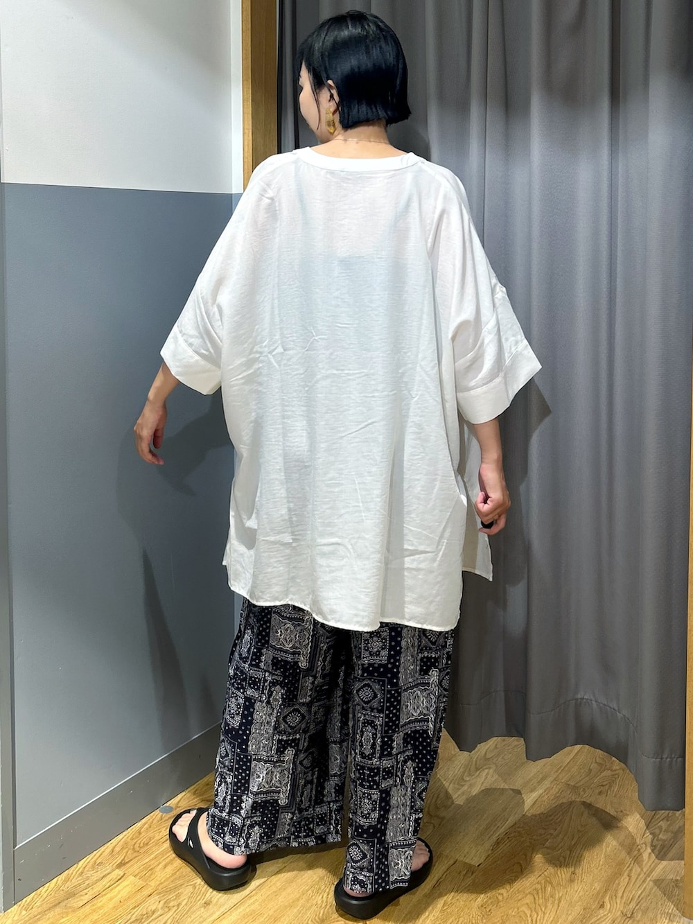 ホワイト系のシャツ/ブラウス、ブルー系のその他パンツ、ブラック系のサンダルを着用したレディースの夏コーディネートの3枚目の写真
