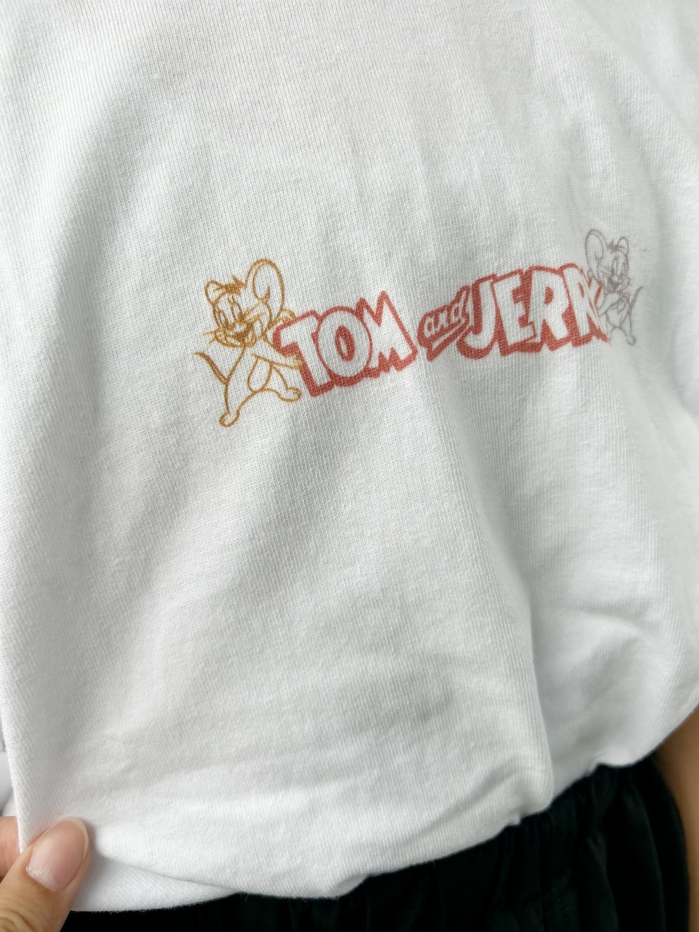 ホワイト系のTシャツ/カットソー、ブラック系のスカートを着用したキッズの夏コーディネートの8枚目の写真