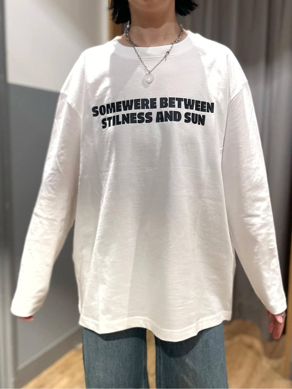 イエロー系のカーディガン/ボレロ、ブラウン系のキャップ、グレー系のその他を着用したレディースの春コーディネートの6枚目の写真