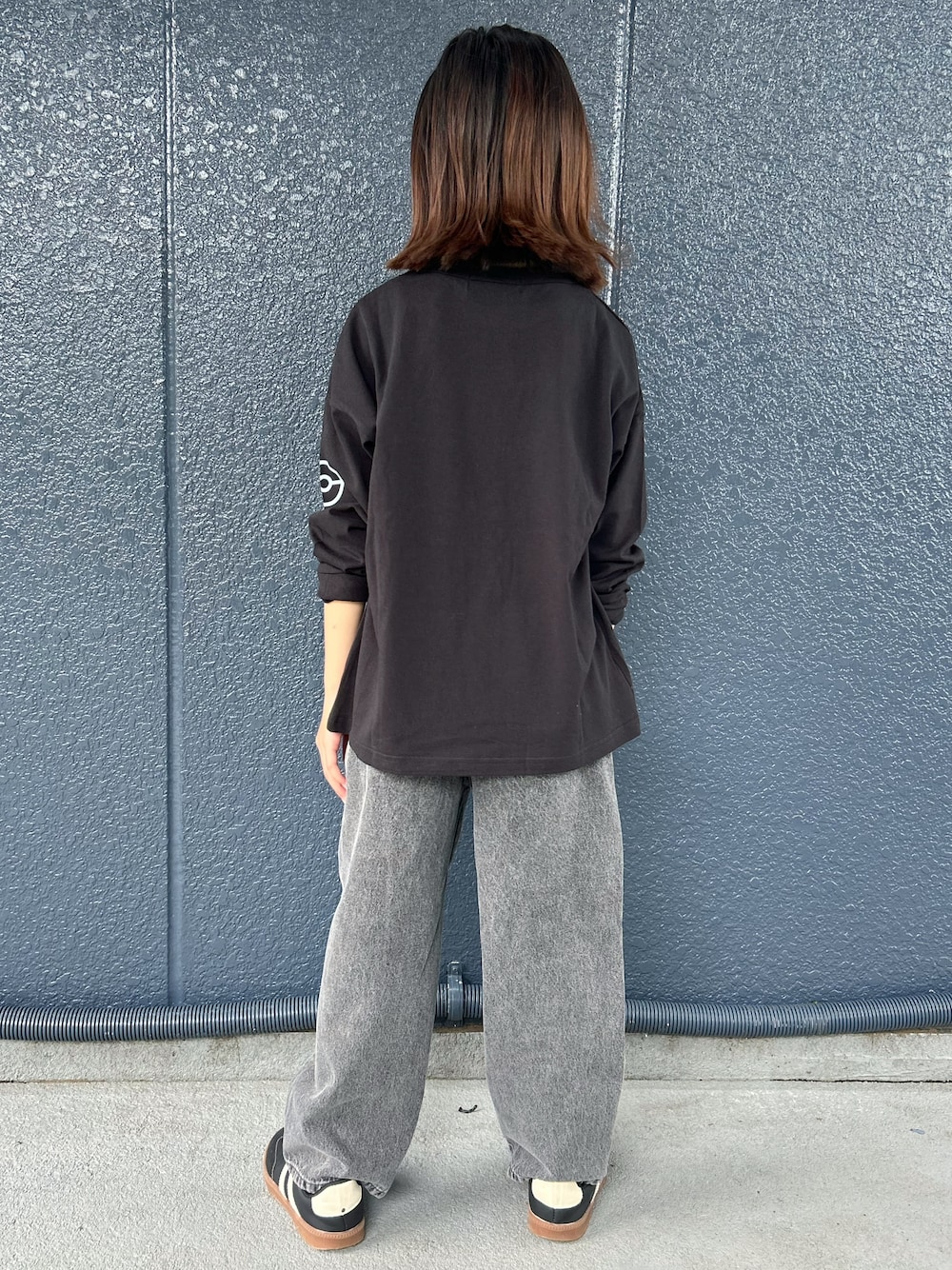 ブラック系のTシャツ/カットソー、ブラック系のその他パンツを着用したキッズの秋コーディネートの3枚目の写真