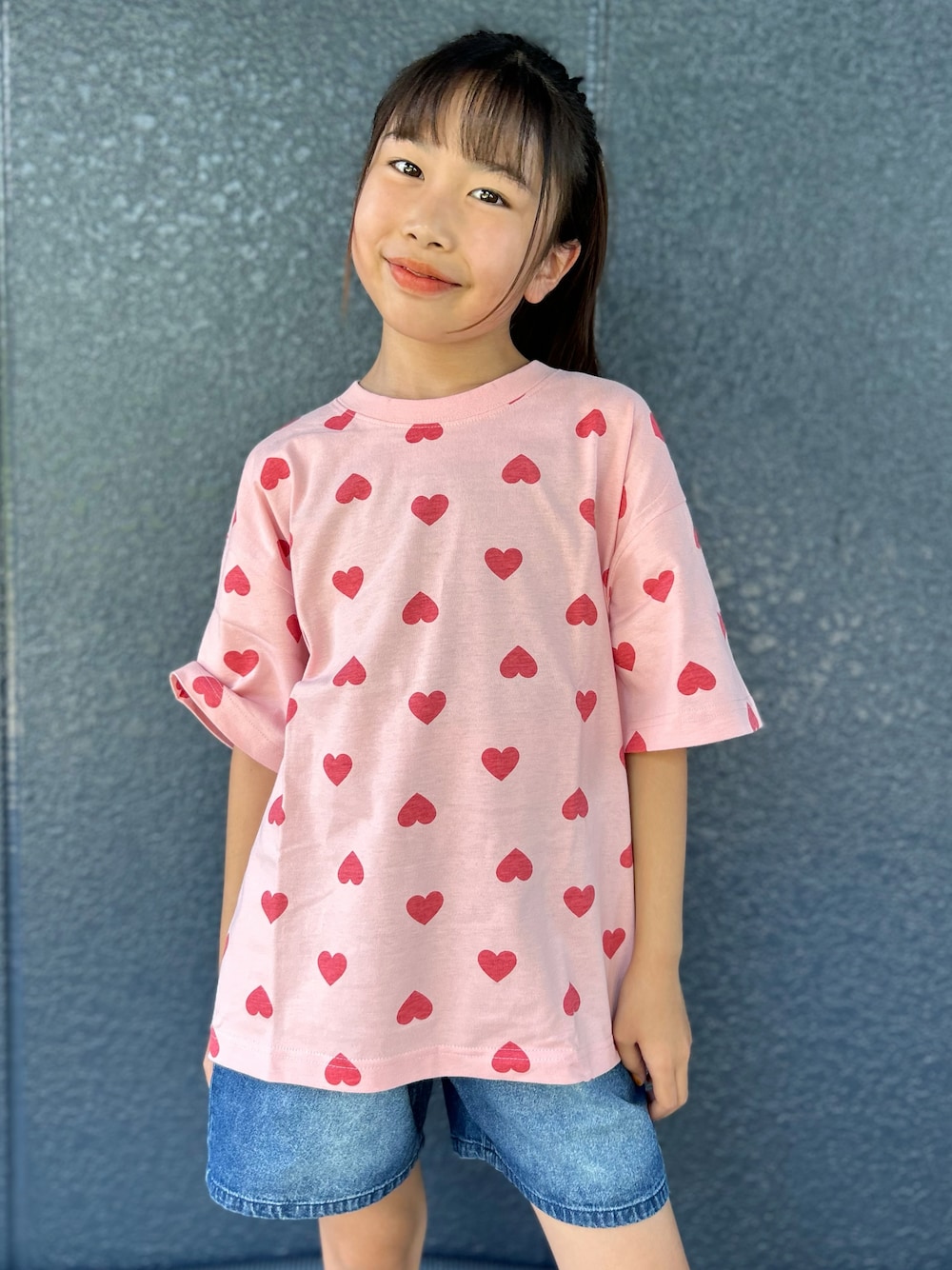 ピンク系のTシャツ/カットソー、ブルー系のその他パンツ、ピンク系のショルダーバッグを着用したキッズの夏コーディネートの4枚目の写真
