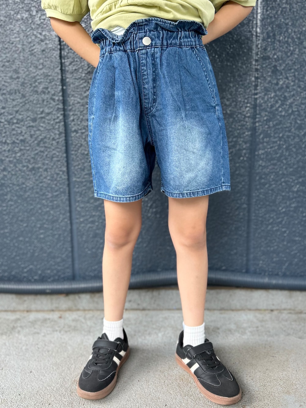 イエロー系のTシャツ/カットソー、ブルー系のその他パンツ、ブラック系のキャップを着用したキッズの夏コーディネートの5枚目の写真