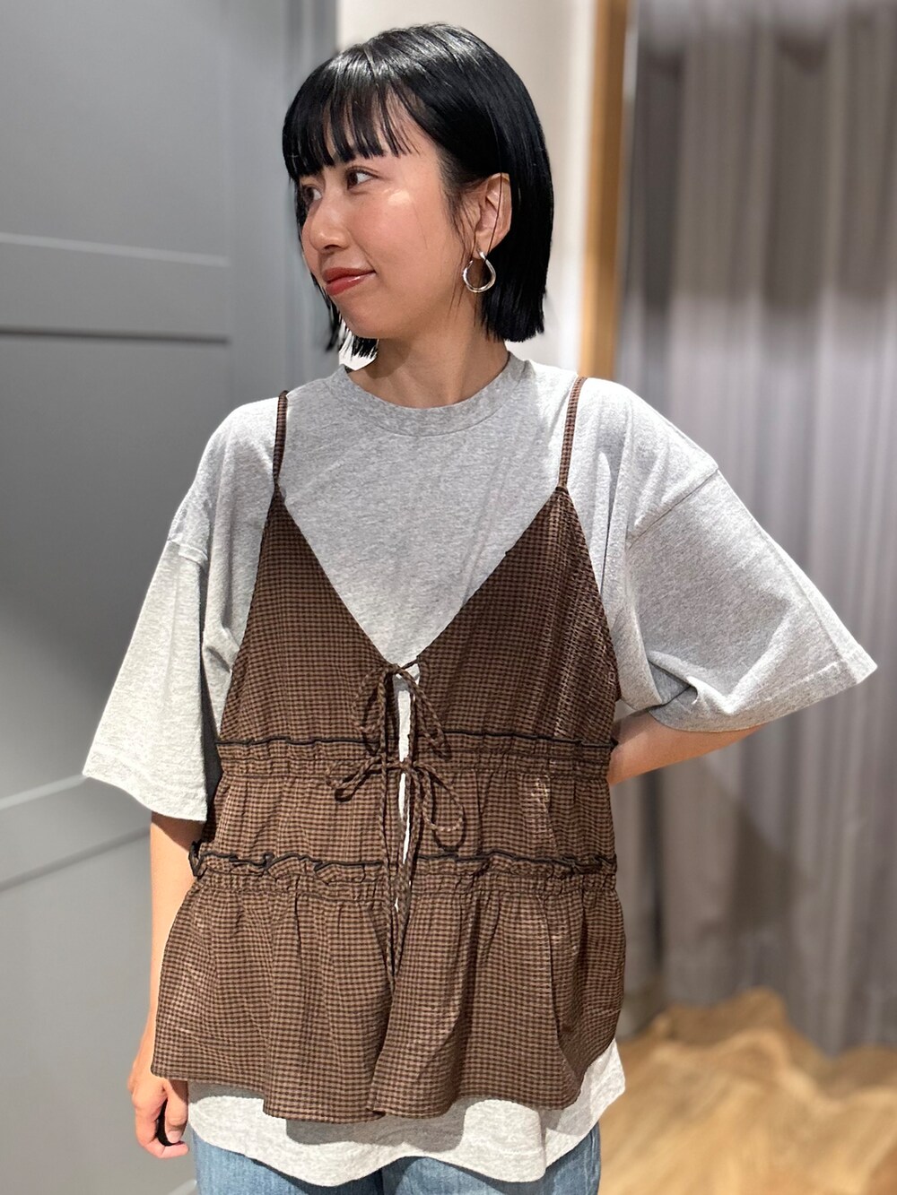 ブルー系のデニムパンツ、ブラウン系のセットアップを着用したレディースの夏コーディネートの4枚目の写真