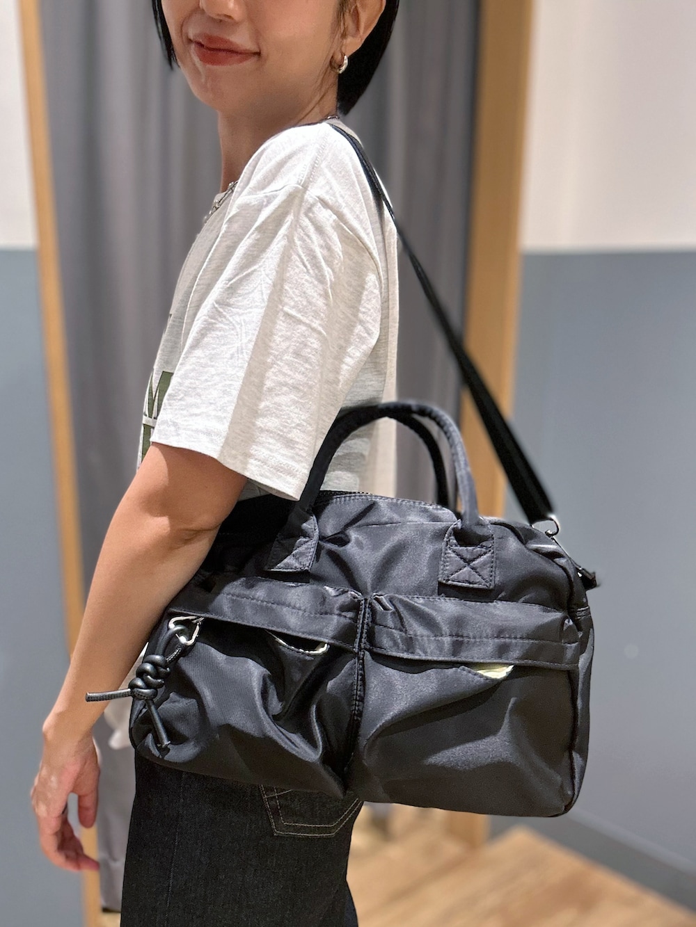 グレー系のTシャツ/カットソー、ブラウン系のシャツ/ブラウス、ブルー系のデニムパンツを着用したレディースの夏コーディネートの10枚目の写真