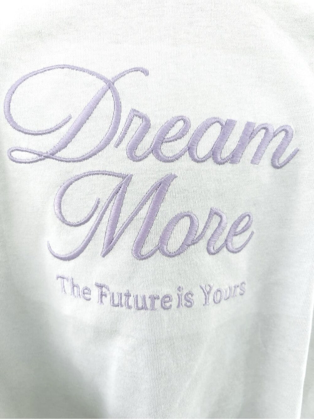 ホワイト系のTシャツ/カットソー、ブラック系のその他パンツ、シルバー系のショルダーバッグを着用したキッズの春コーディネートの6枚目の写真