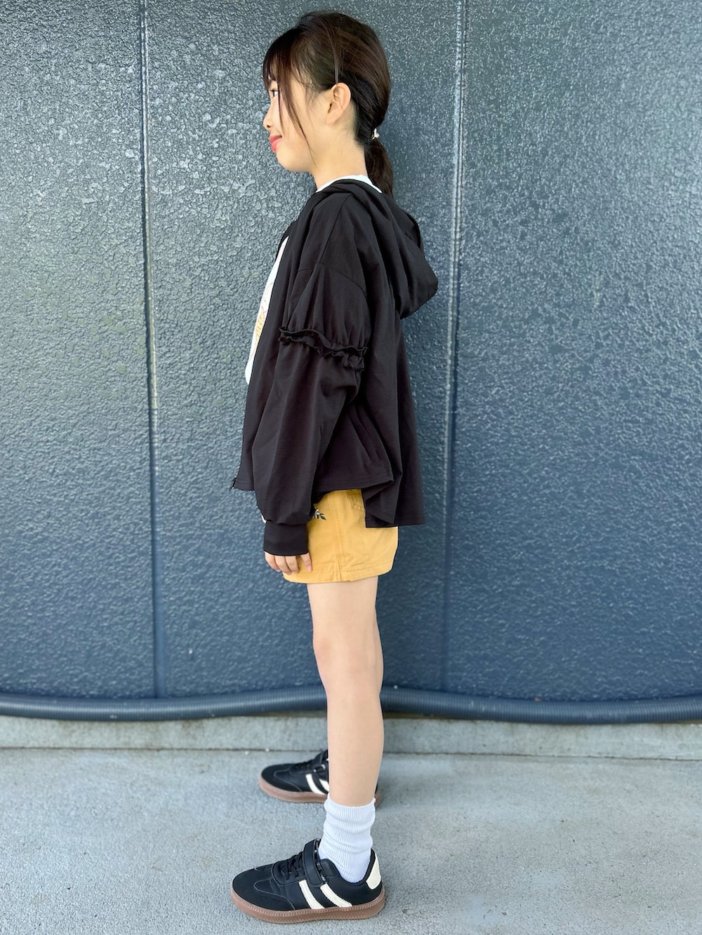 ブルー系のTシャツ/カットソー、イエロー系のその他パンツ、ブラック系のパーカーを着用したキッズの夏コーディネートの8枚目の写真