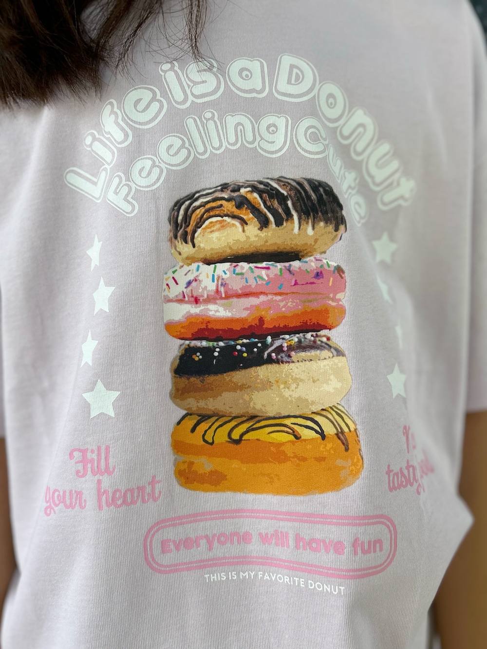 ピンク系のTシャツ/カットソー、グレー系のその他パンツ、ブラック系のショルダーバッグを着用したキッズの夏コーディネートの6枚目の写真