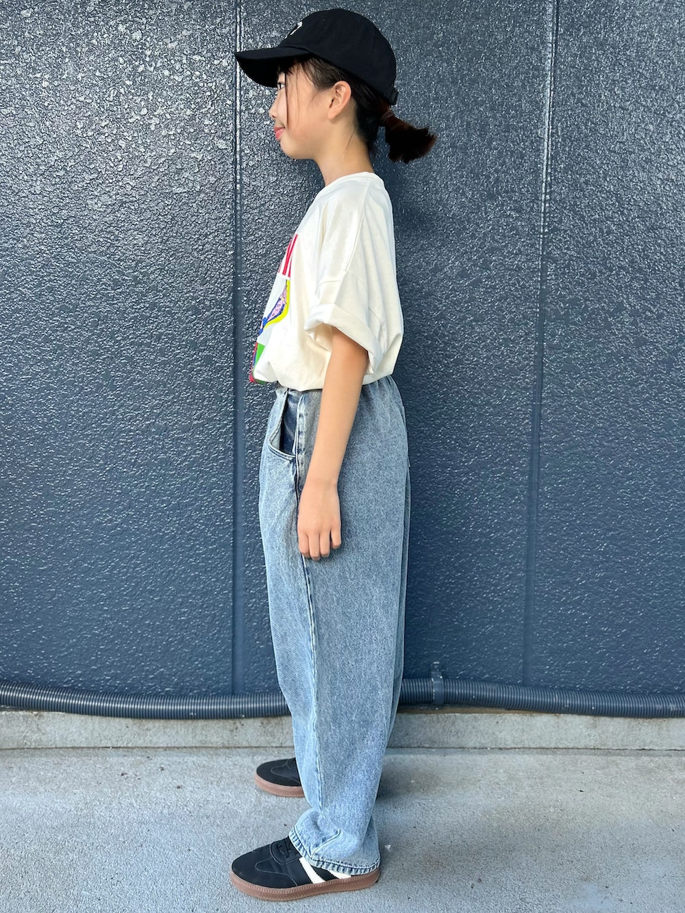 ホワイト系のTシャツ/カットソー、ブルー系のデニムパンツ、ブラック系のキャップを着用したキッズの夏コーディネートの2枚目の写真