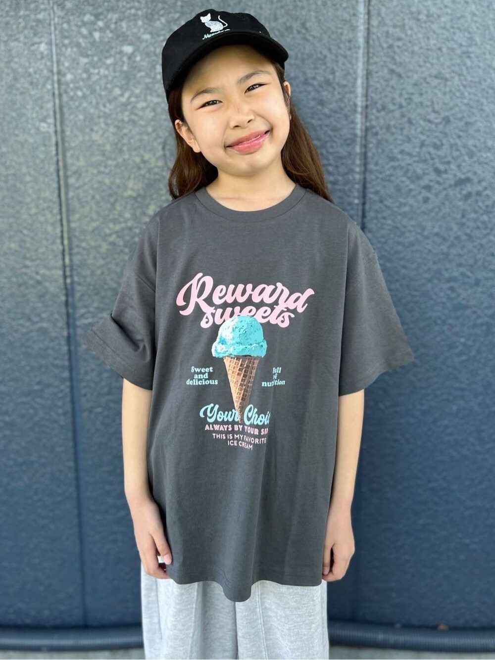 グレー系のTシャツ/カットソー、ブラック系のパーカー、ブラック系のキャップを着用したキッズの春コーディネートの7枚目の写真
