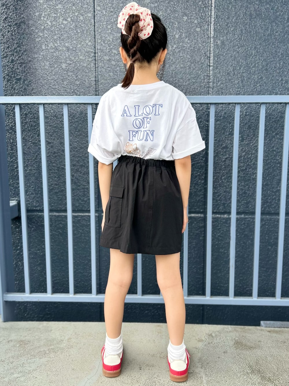 ホワイト系のTシャツ/カットソー、ブラック系のスカートを着用したキッズの夏コーディネートの4枚目の写真