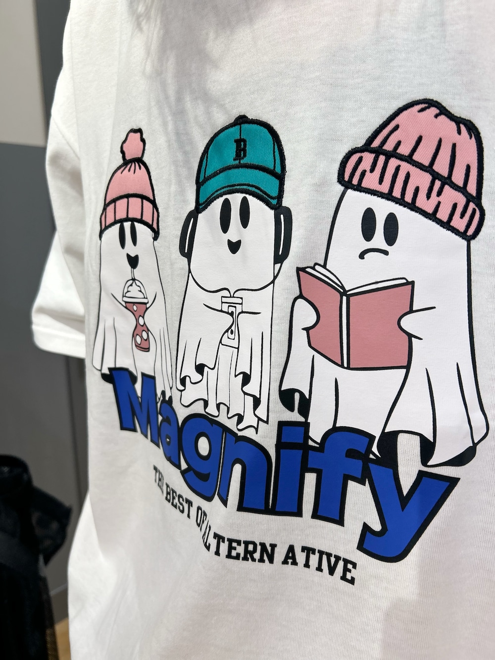 ホワイト系のTシャツ/カットソー、ピンク系のその他パンツ、ブラック系のスカートを着用したレディースの夏コーディネートの6枚目の写真