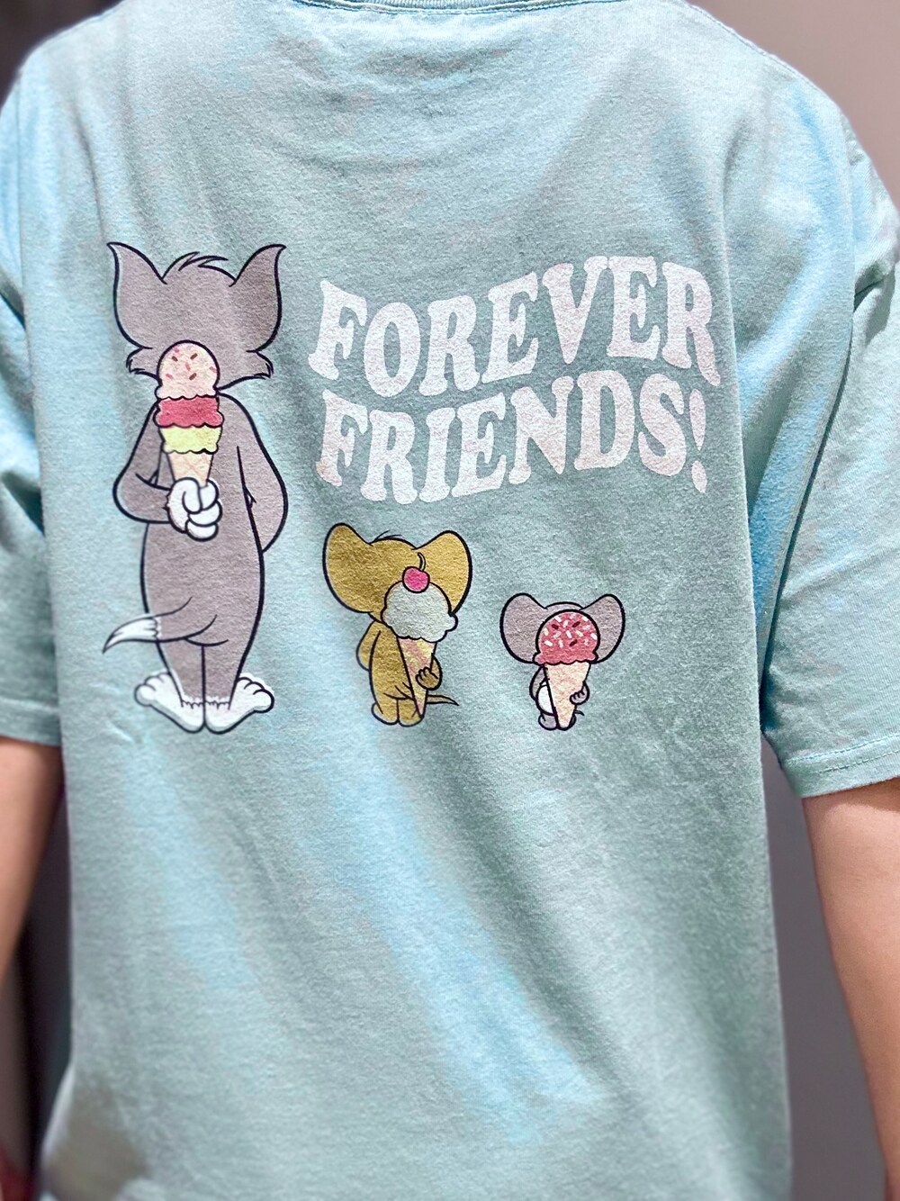 ブルー系のTシャツ/カットソー、ブラック系のデニムパンツ、ブラック系のショルダーバッグを着用したレディースの夏コーディネートの5枚目の写真