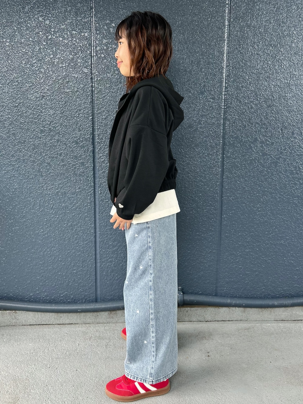 ホワイト系のTシャツ/カットソー、ブルー系のその他パンツ、ブラック系のカーディガン/ボレロを着用したキッズの秋コーディネートの8枚目の写真
