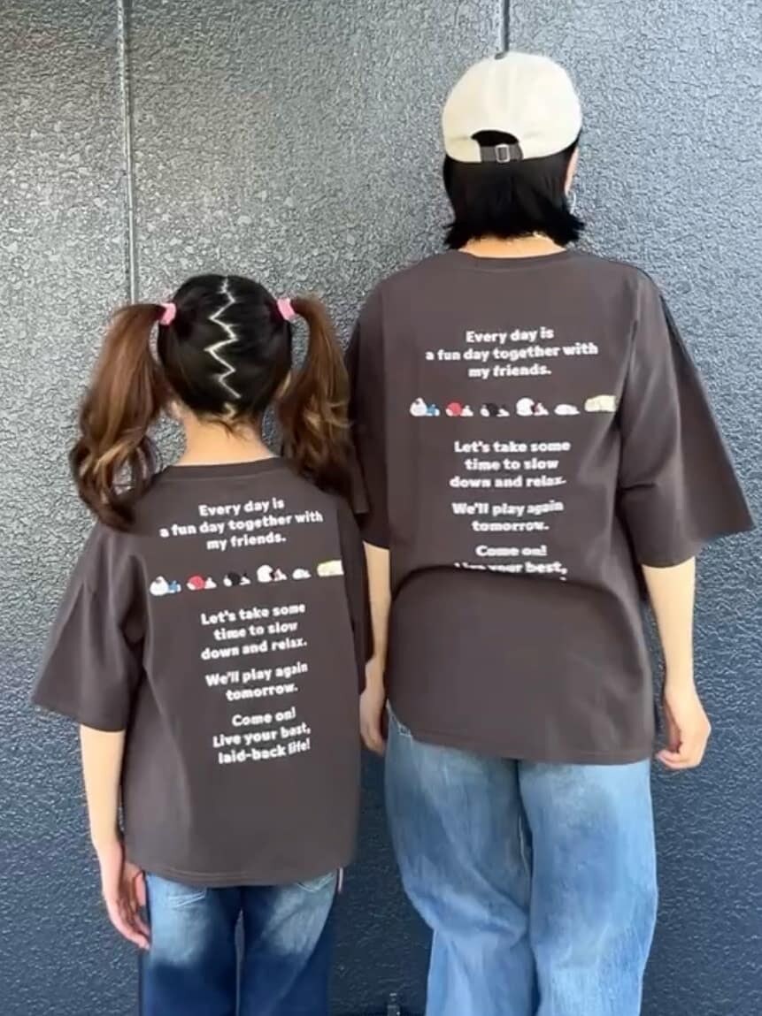 グレー系のTシャツ/カットソー、グレー系のTシャツ/カットソーを着用したレディースの春コーディネートの2枚目の写真