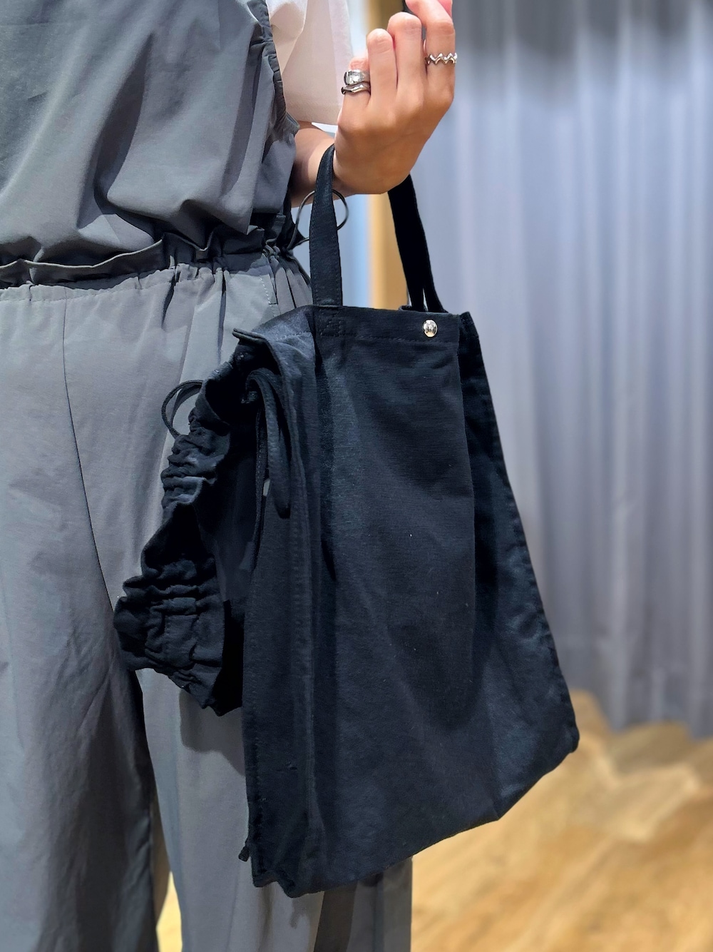 ホワイト系のTシャツ/カットソー、グリーン系のサロペット/オーバーオール、ブラック系のトートバッグを着用したレディースの夏コーディネートの9枚目の写真