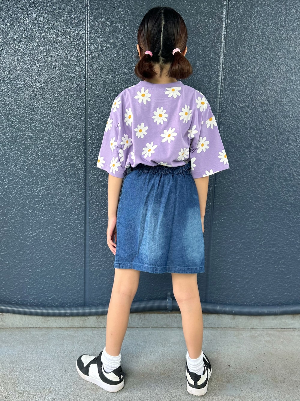 パープル系のTシャツ/カットソー、ブルー系のデニムスカートを着用したキッズの夏コーディネートの3枚目の写真