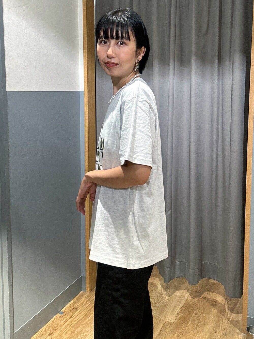グレー系のTシャツ/カットソー、ブラック系のその他パンツ、ホワイト系のセットアップを着用したレディースの夏コーディネートの6枚目の写真