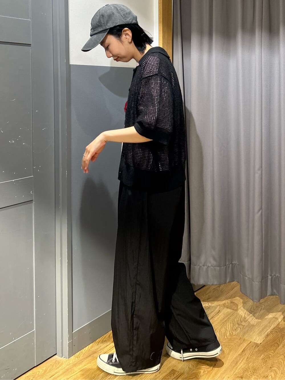 ピンク系のTシャツ/カットソー、ブラック系のその他パンツ、ブラック系のカーディガン/ボレロを着用したレディースの春コーディネートの3枚目の写真