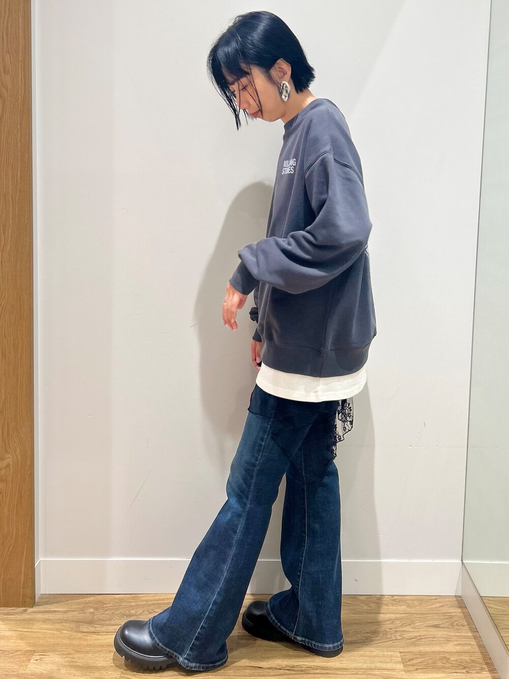 グレー系のスウェット、ホワイト系のTシャツ/カットソー、ブルー系のその他パンツを着用したレディースの秋コーディネートの3枚目の写真