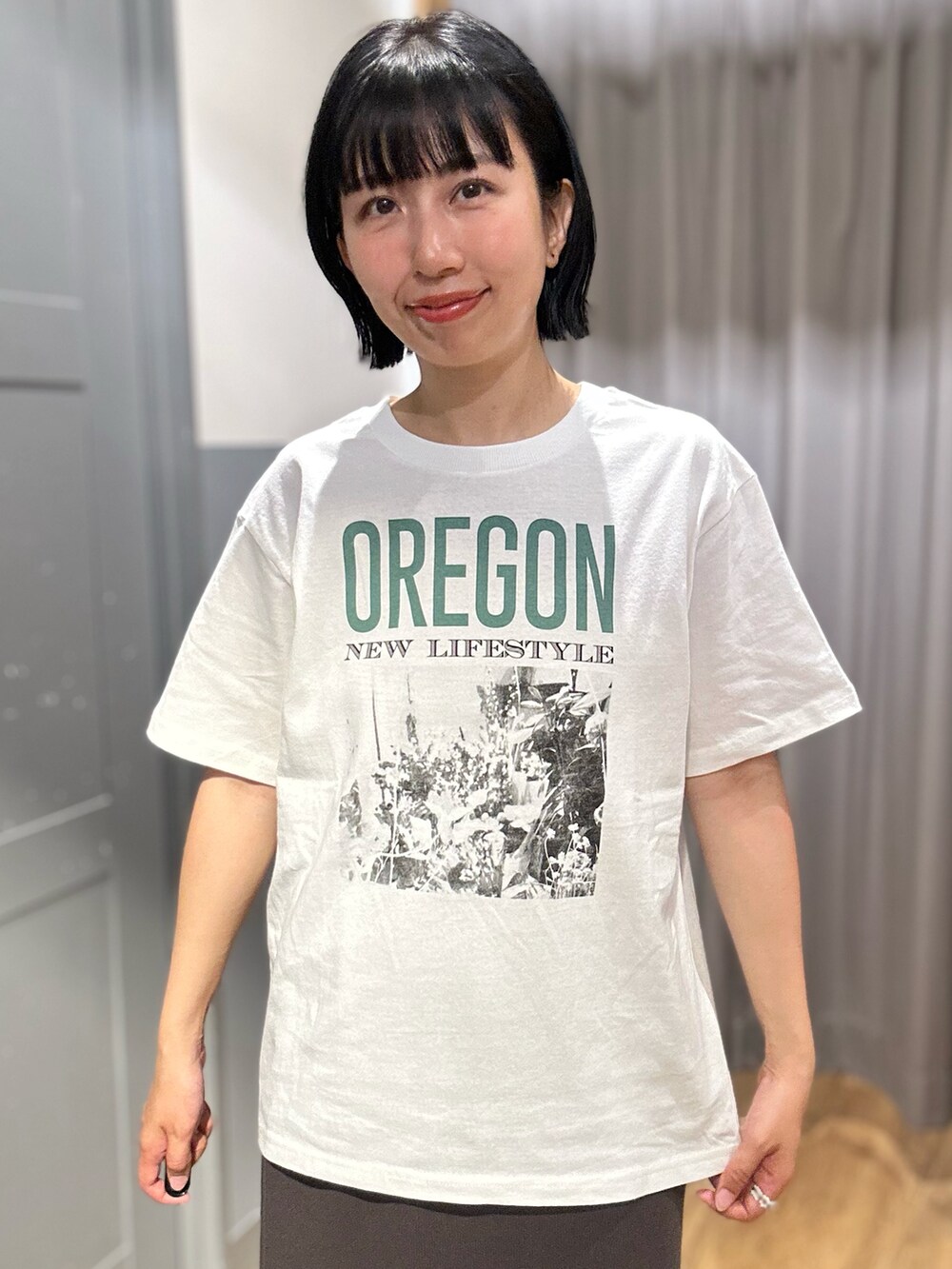 ホワイト系のTシャツ/カットソー、ブラウン系のベスト、ブラック系のハットを着用したレディースの春コーディネートの5枚目の写真