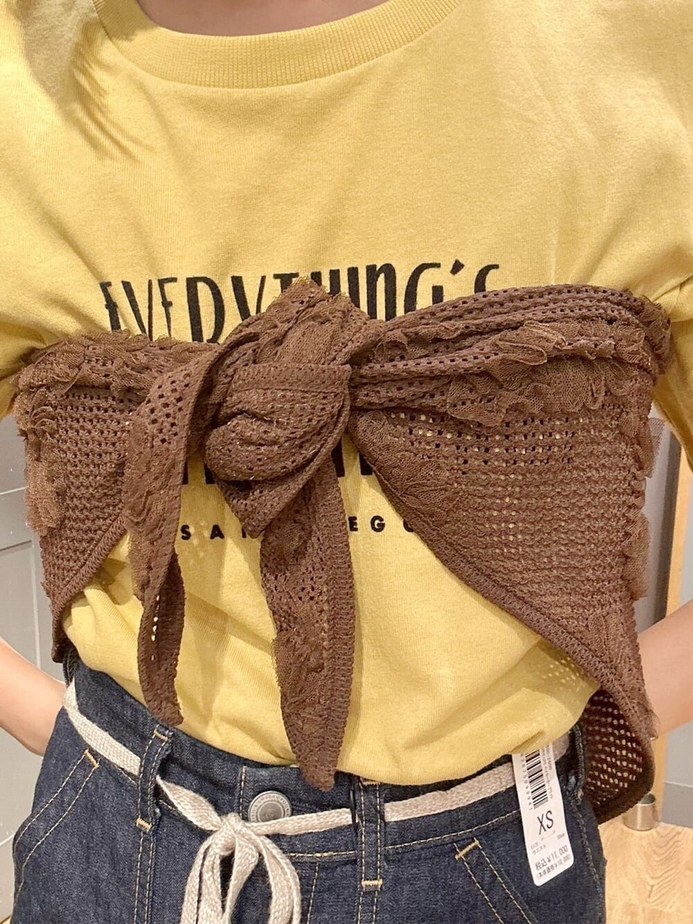 イエロー系のTシャツ/カットソー、ブルー系のデニムパンツ、ブラウン系のバンダナ/スカーフを着用したレディースの夏コーディネートの5枚目の写真