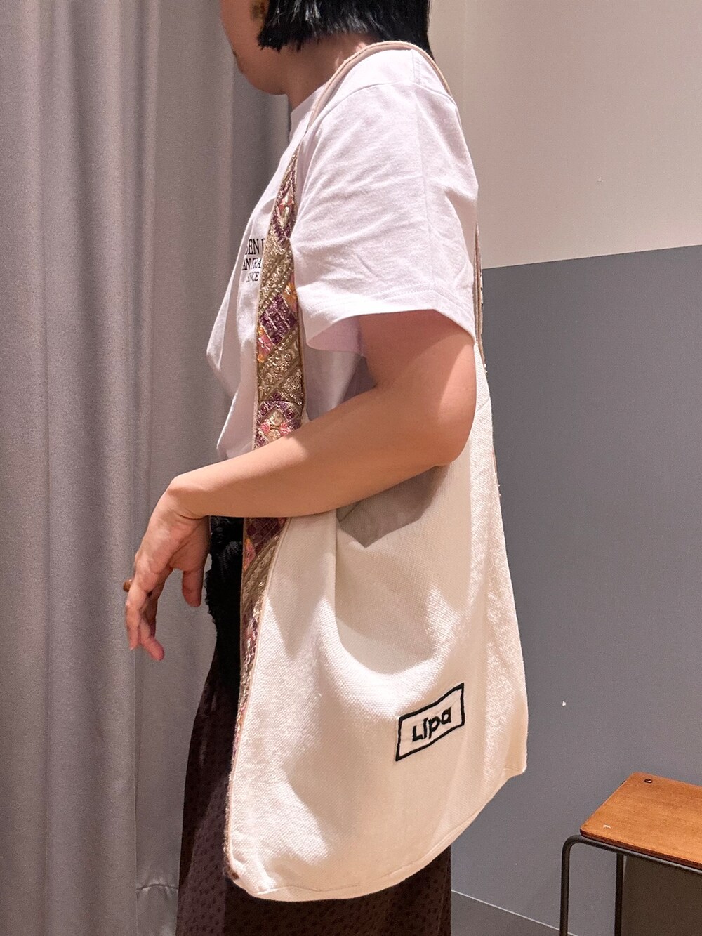 ホワイト系のTシャツ/カットソー、ブラック系のその他パンツ、ブラック系のバンダナ/スカーフを着用したレディースの夏コーディネートの10枚目の写真