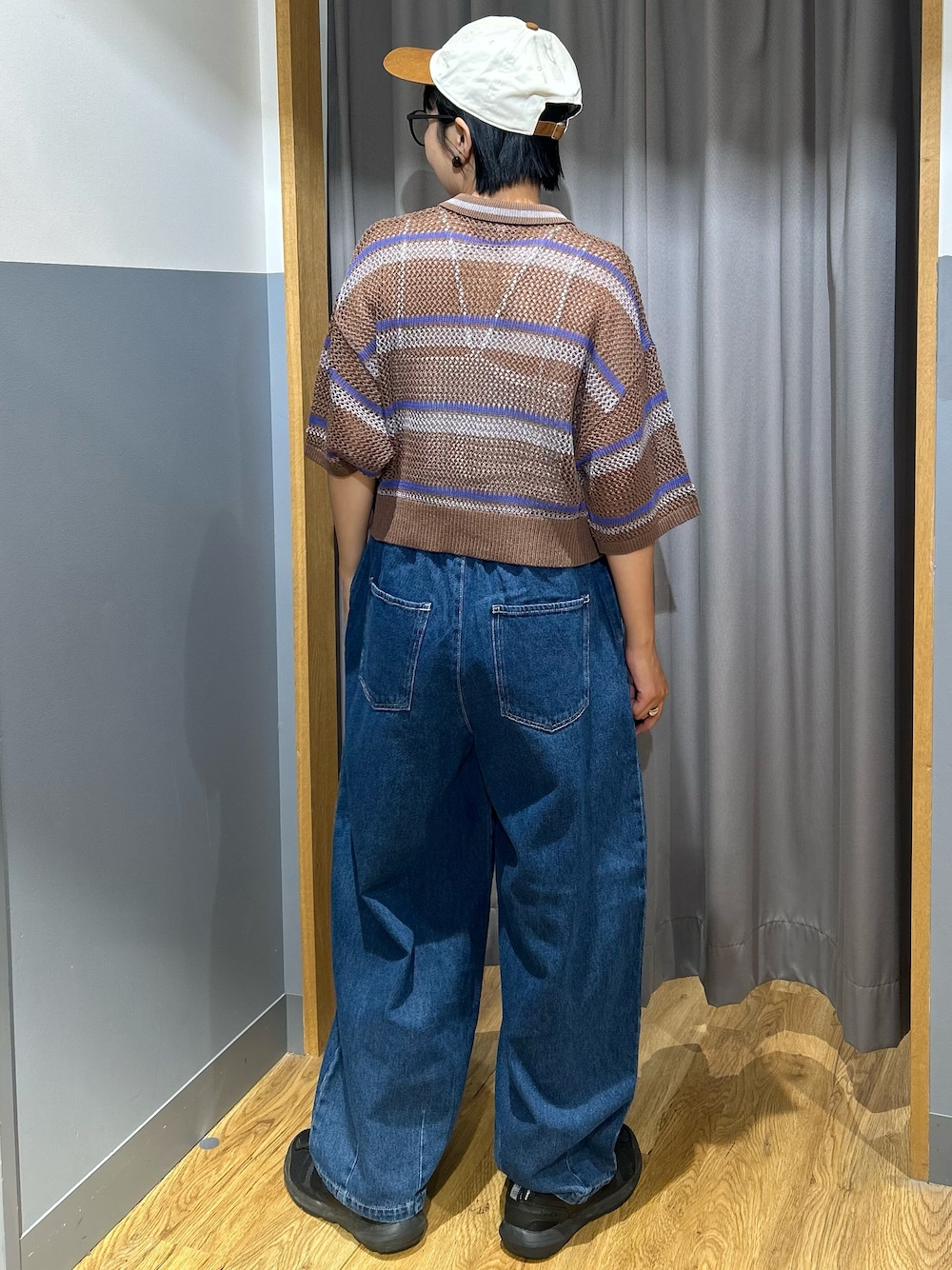 グレー系のニット/セーター、ブルー系のその他パンツ、ベージュ系のショルダーバッグを着用したレディースの夏コーディネートの3枚目の写真
