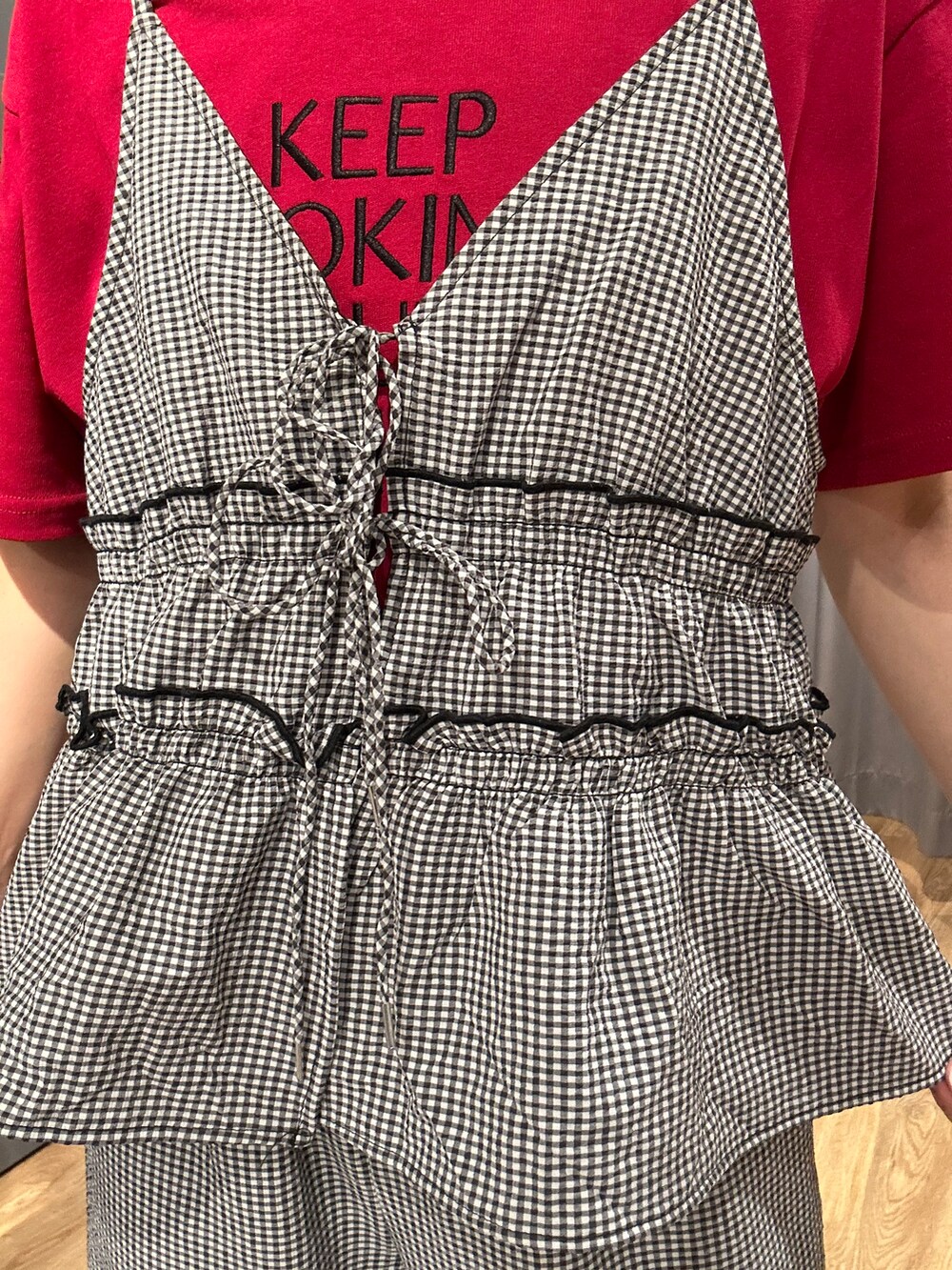 ホワイト系のセットアップを着用したレディースの夏コーディネートの5枚目の写真