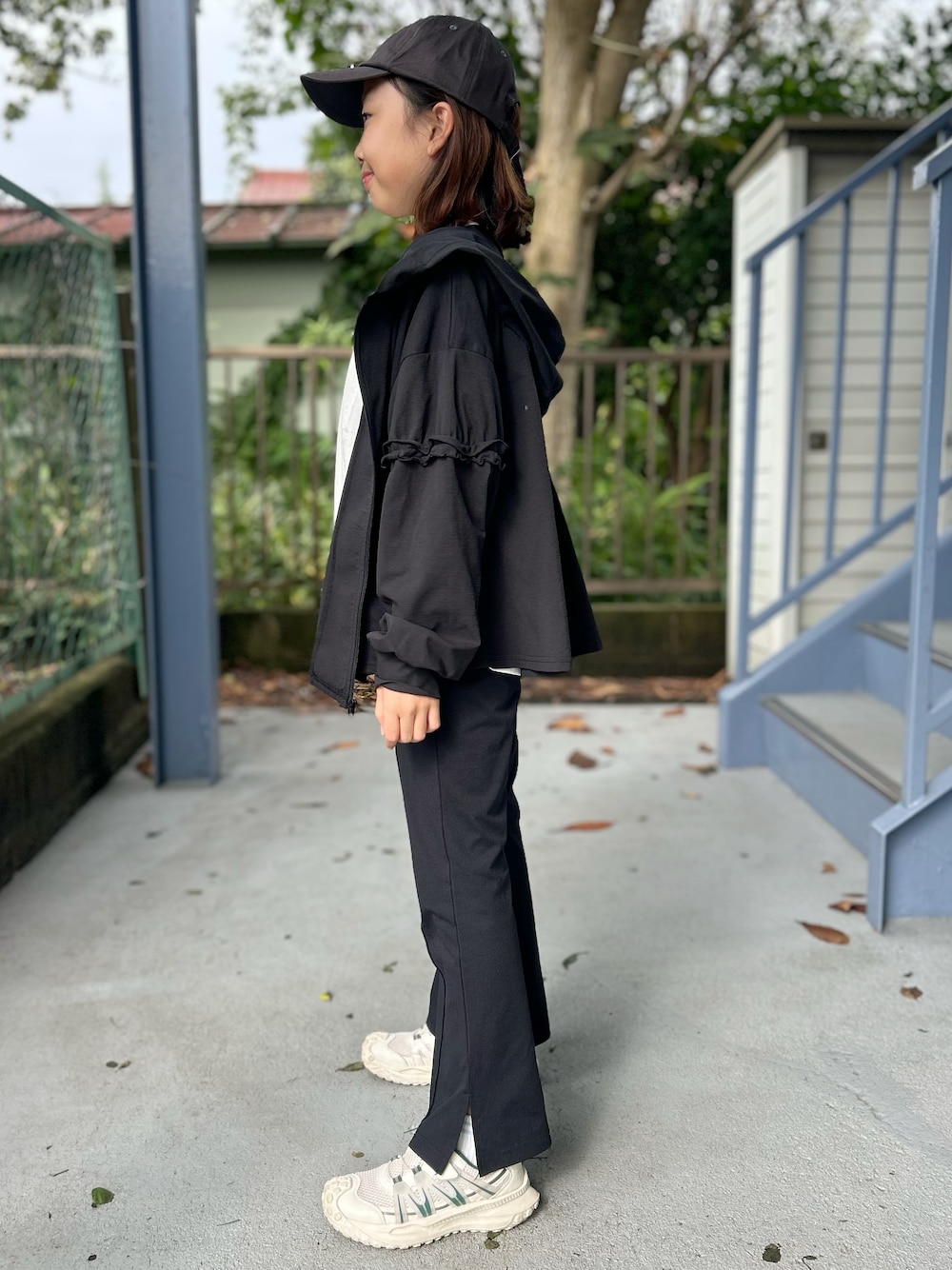 ホワイト系のTシャツ/カットソー、ブラック系のパーカー、ブラック系のその他パンツを着用したキッズの秋コーディネートの2枚目の写真