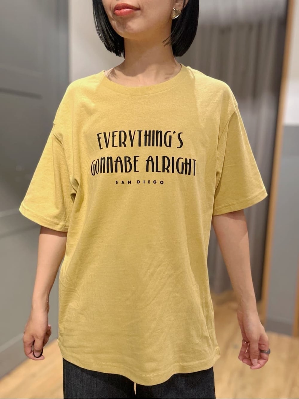 イエロー系のTシャツ/カットソー、ブルー系のデニムパンツ、ブラウン系のバンダナ/スカーフを着用したレディースの夏コーディネートの6枚目の写真