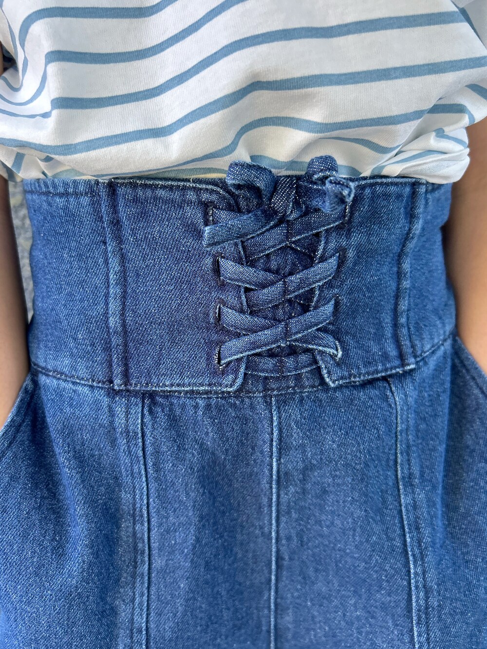 ブルー系のTシャツ/カットソー、ブルー系のデニムパンツ、ブラック系のショルダーバッグを着用したレディースの春コーディネートの8枚目の写真