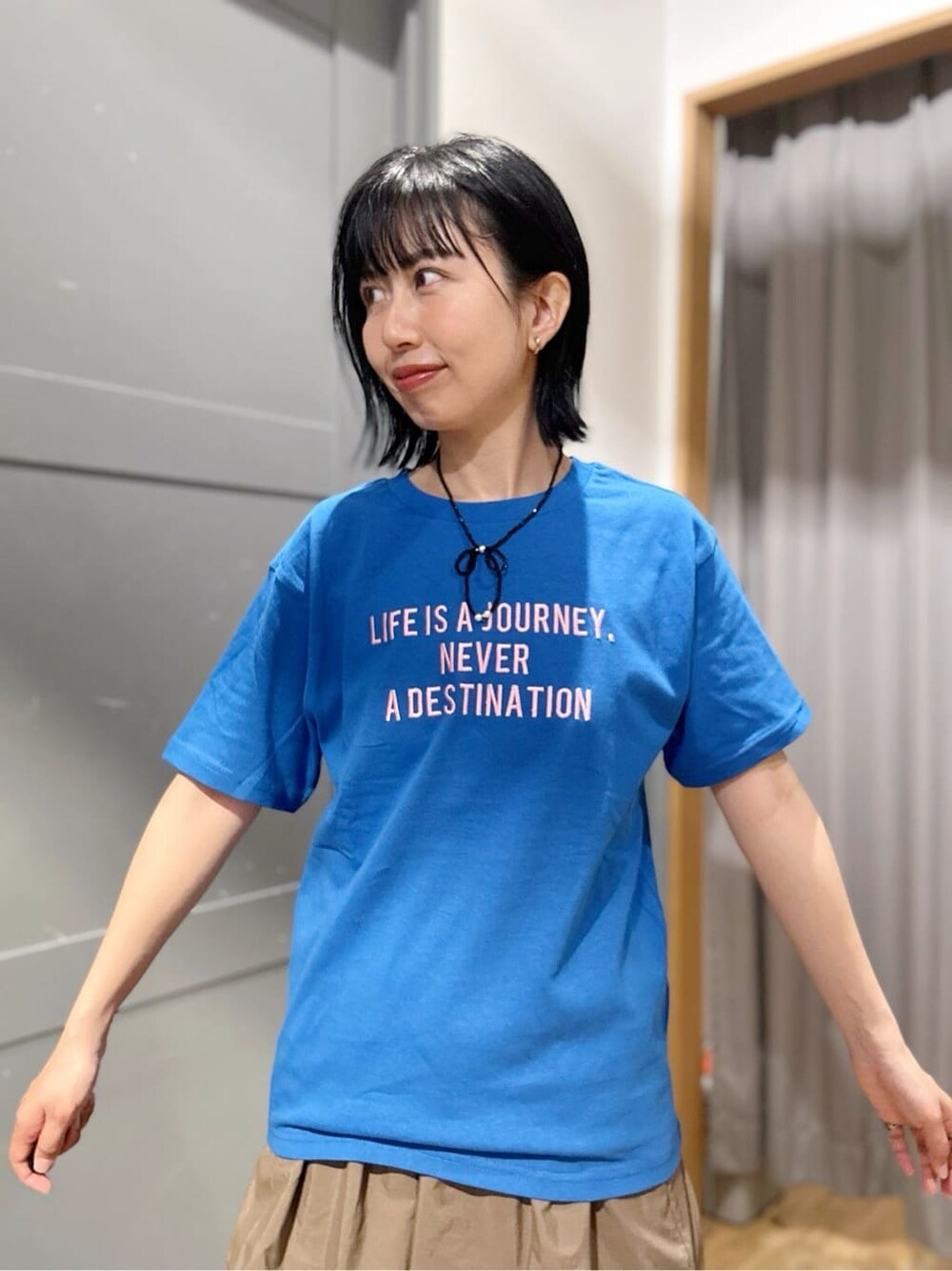 ブルー系のTシャツ/カットソー、ブラウン系のスカート、ベージュ系のシャツ/ブラウスを着用したレディースの春コーディネートの6枚目の写真