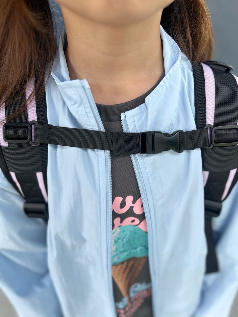 グレー系のTシャツ/カットソー、ブルー系のデニムパンツ、パープル系のバックパック/リュックを着用したキッズの春コーディネートの10枚目の写真
