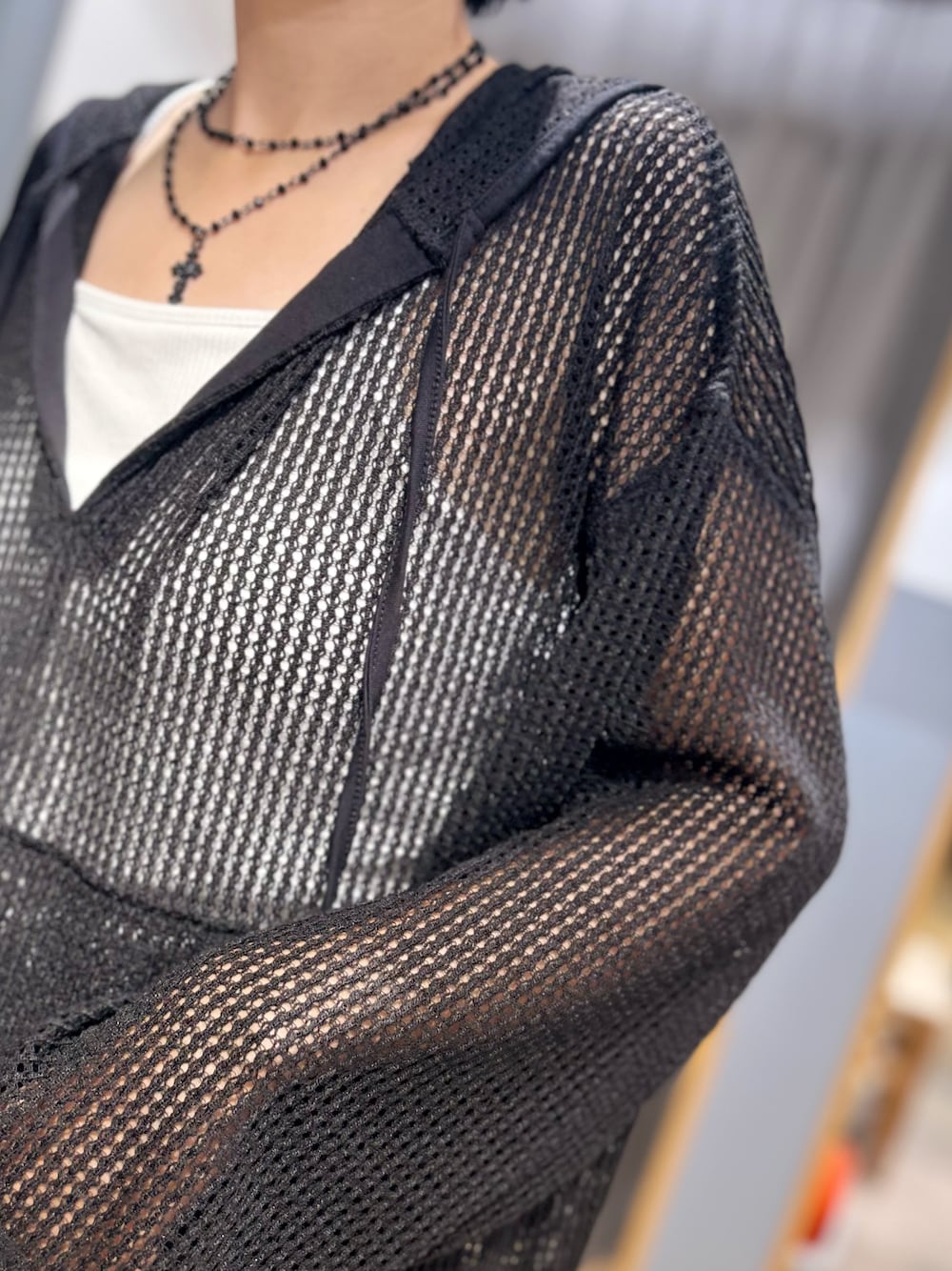 ブラック系のTシャツ/カットソー、ブラウン系のその他パンツ、ブラック系のショルダーバッグを着用したレディースの秋コーディネートの5枚目の写真