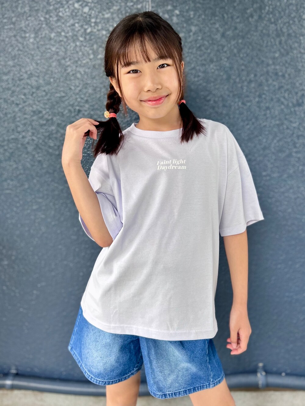 パープル系のTシャツ/カットソー、ブルー系のその他パンツを着用したキッズの夏コーディネートの6枚目の写真