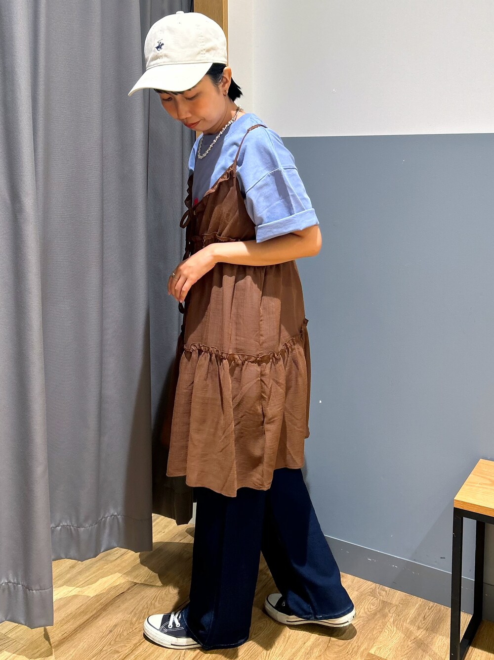 ブルー系のTシャツ/カットソー、ブルー系のデニムパンツ、ホワイト系のキャップを着用したレディースの夏コーディネートの2枚目の写真