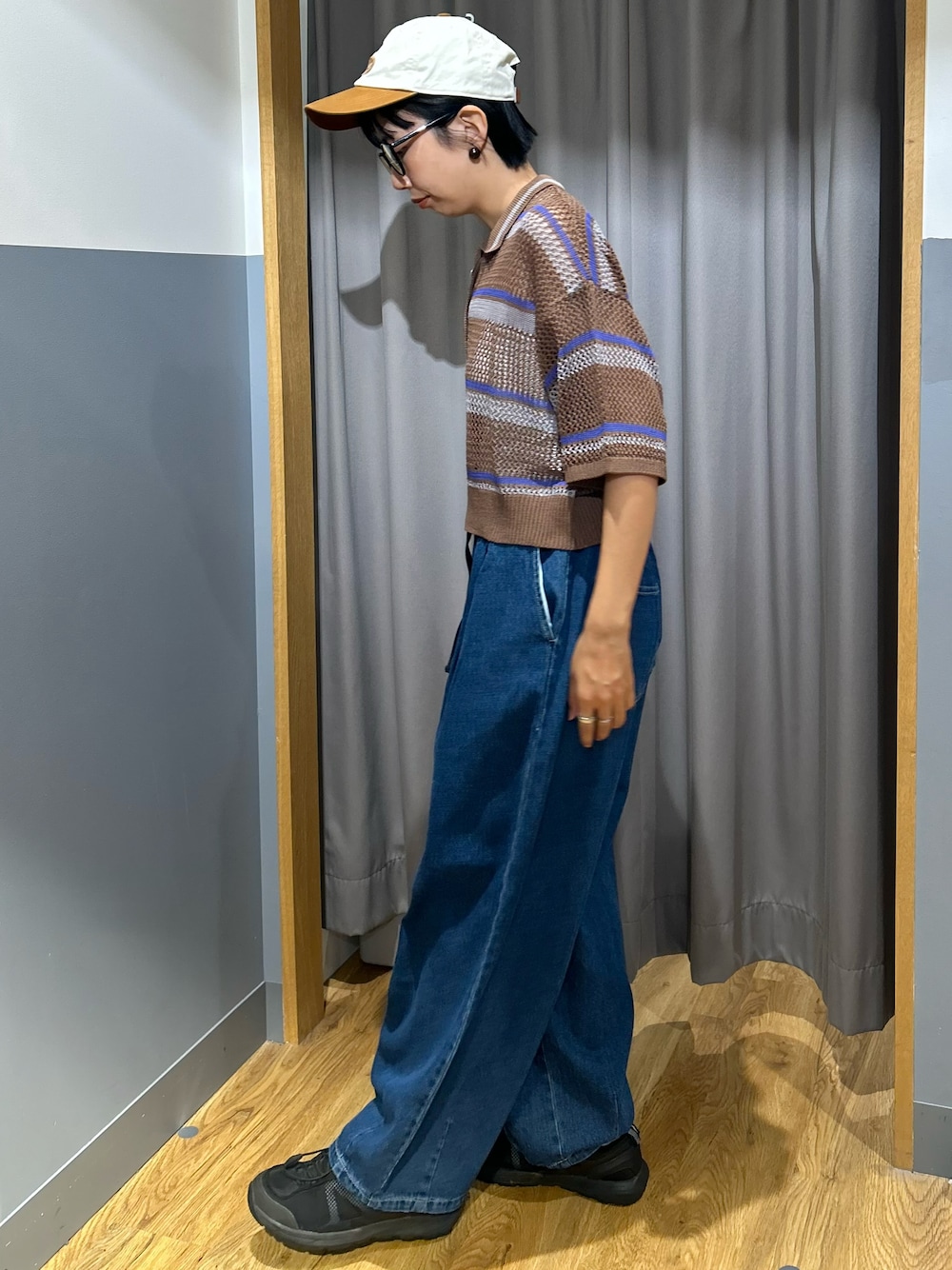 グレー系のニット/セーター、ブルー系のその他パンツ、ベージュ系のショルダーバッグを着用したレディースの夏コーディネートの2枚目の写真