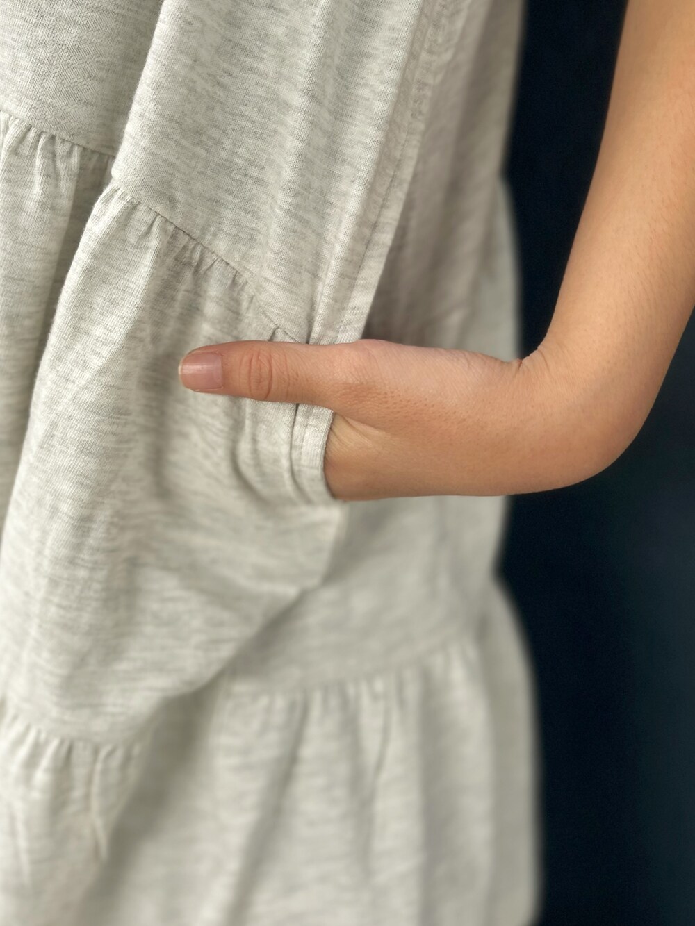 ブルー系のその他パンツ、ホワイト系のルームワンピースを着用したキッズの秋コーディネートの8枚目の写真